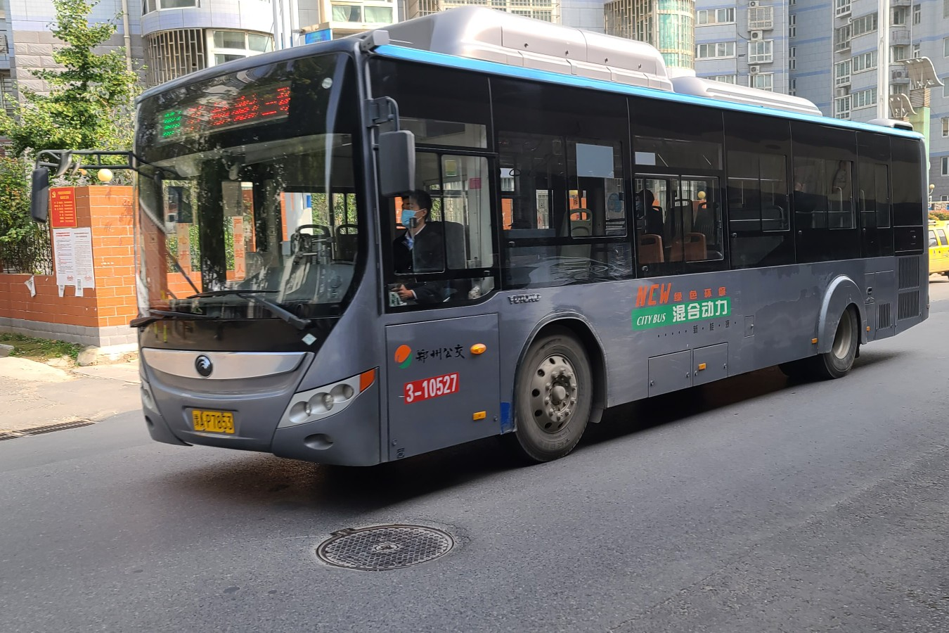 郑州上班首日乘公交者不是特别多 街头共享单车和私家车明显增多-大河报网